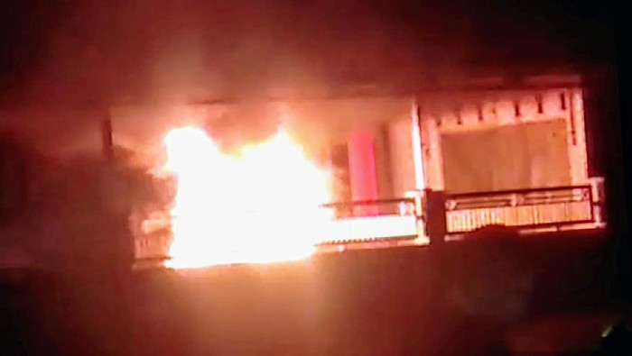mobil kepala desa di Bondowoso terbakar