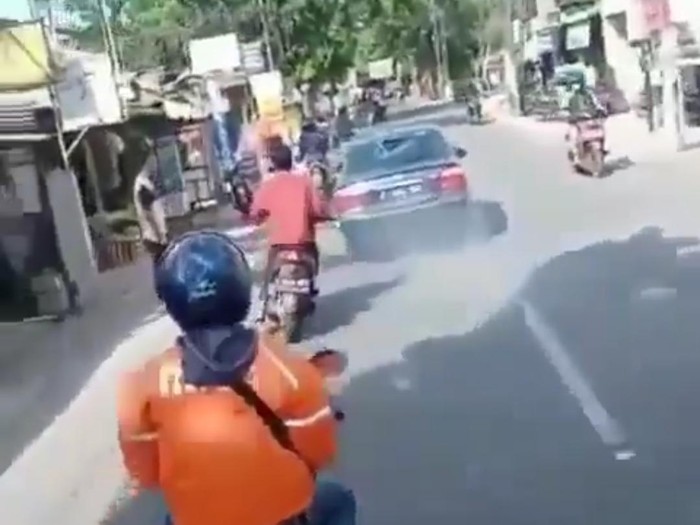 Mobil tabrak hingga seret sepeda motor di Bandung.