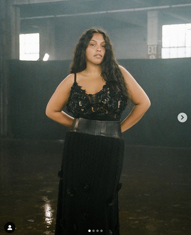 Ia pernah mencetak sejarah dalam rangkaian Milan Fashion Week 2020. Kala itu brand Fendi, untuk pertamakalinya menyertakan model plus size di fashion show. Salah satunya adalah Paloma Elsesser. Foto: Instagram