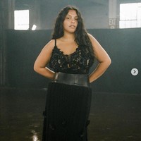 Ia pernah mencetak sejarah dalam rangkaian Milan Fashion Week 2020. Kala itu brand Fendi, untuk pertamakalinya menyertakan model plus size di fashion show. Salah satunya adalah Paloma Elsesser. Foto: Instagram
