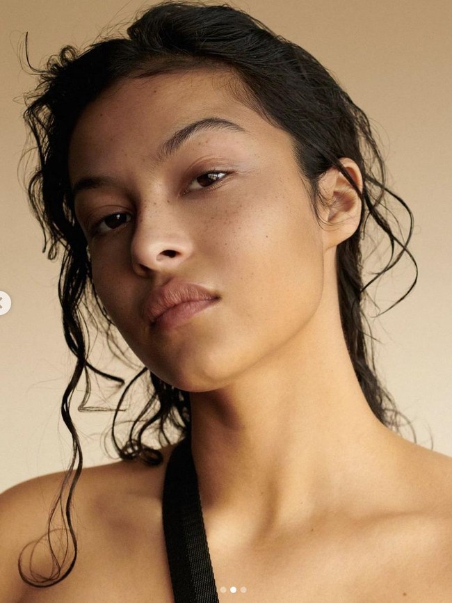 Selain Victoria’s Secret, ia juga tampil dalam sejumlah iklan kampanye brand lainnya. Beberapa di antaranya Mango, Gap, J Crew dan Chloe. Foto: Instagram