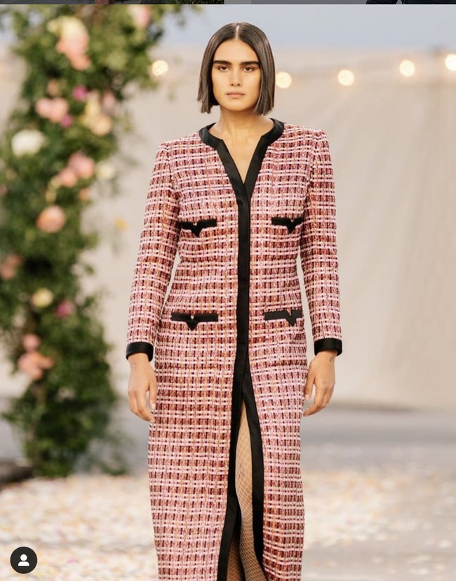 Wanita yang khas dengan alis tebalnya ini merupakan satu-satunya model plus-size yang tampil di fashion show Chanel Autumn/Winter 2020 saat perhelatan Paris Fashion Week 2020. Foto: Instagram