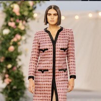 Wanita yang khas dengan alis tebalnya ini merupakan satu-satunya model plus-size yang tampil di fashion show Chanel Autumn/Winter 2020 saat perhelatan Paris Fashion Week 2020. Foto: Instagram