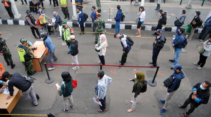Sejumlah calon penumpang mengantre saat pemeriksaan dokumen Surat Tanda Registrasi Pekerja (STRP) di Stasiun Bogor, Jawa Barat, Senin (13/7/2021). Kementerian Perhubungan mengeluarkan aturan soal kewajiban membawa STRP atau surat tugas bagi pengguna KRL Commuterline yang berlaku mulai Senin (13/7/2021) di masa Pemberlakuan Pembatasan Kegiatan Masyarakat (PPKM) Darurat. ANTARA FOTO/Arif Firmansyah/aww.