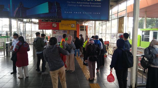 Pemeriksaan SRTP di Stasiun Sudimara, Tangerang Selatan.