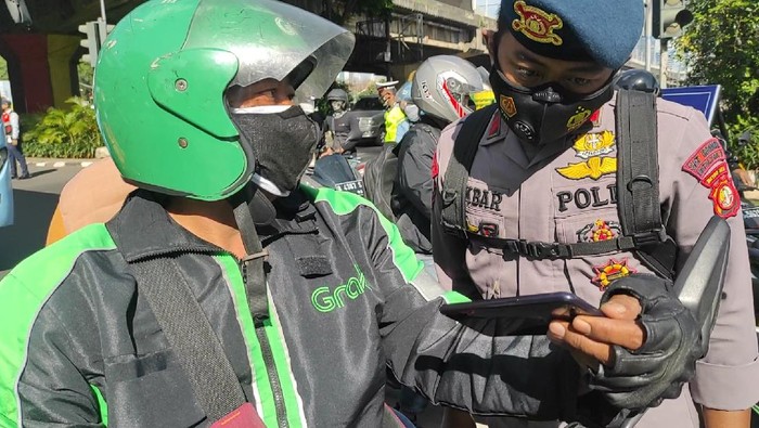 Pengendara ojek online (ojol) di penyekatan PPKM Darurat di Simpang Fatmawati.