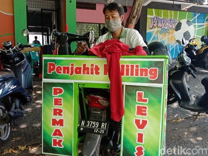 Seorang penjahit di Probolinggo memilih bangkit setelah tempat jahitnya sepi pelanggan terdampak pandemi COVID-19. Ia kini jadi penjahit keliling.