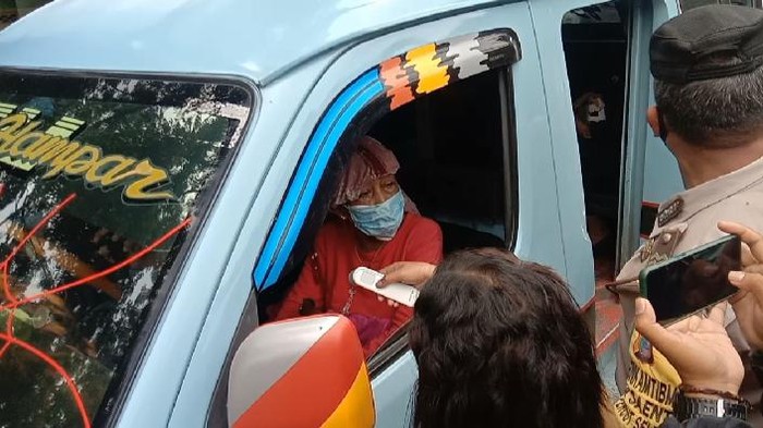 Penumpang angkot di Medan tolak pengecekan suhu tubuh di pos PPKM darurat (Ahmad Arfah-detikcom)