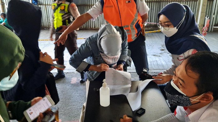 Penumpang KRL dicek STRP-nya di Stasiun Bekasi, Senin (12/7/2021)