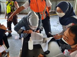 Pengguna KRL Wajib Bawa STRP, Begini Suasana Stasiun Bekasi Pagi Ini