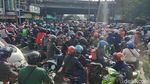 Ada Penyekatan, Jalan Mastrip Surabaya Padat Kendaraan