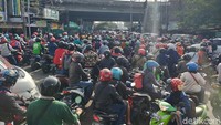 Dari pantauan detikcom, sekitar pukul 07.45 WIB kemacetan terjadi di Jalan Mastrip, Karang Pilang atau tepatnya di penyekatan akses masuk ke Surabaya di Jembatan Baru dan di pertigaan di Bawa Tol Sumo.  