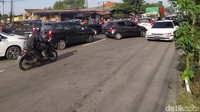 Sejumlah kendaraan terlihat putar balik.  