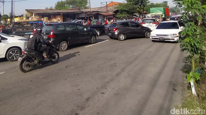Kemacetan terjadi di Jalan Mastrip, Karang Pilang, Surabaya. Kemacetan ini diakibatkan adanya penutupan jalan selama PPKM Darurat.