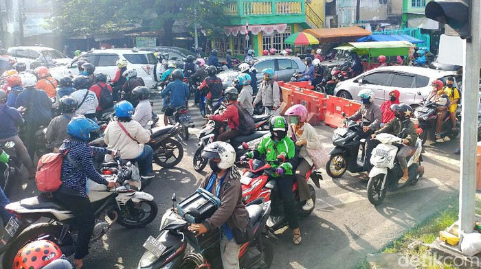 Kemacetan terjadi di Jalan Mastrip, Karang Pilang, Surabaya. Kemacetan ini diakibatkan adanya penutupan jalan selama PPKM Darurat.