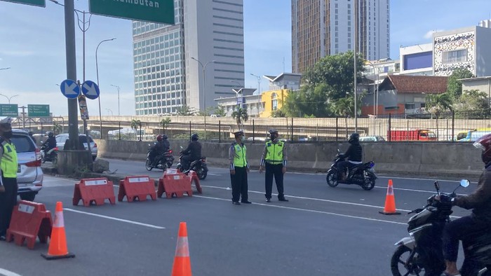 Penyekatan di Jl Antasari, Jakarta Selatan dibuka untuk mencegah kemacetan.