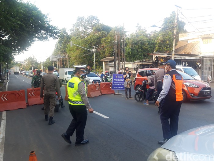 Penyekatan di Jl Jakarta-Bogor, Pamulang, Tangsel, 12 Juli 2021. (Rakha Arlyanto Darmawan/detikcom)