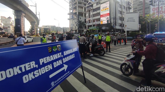 Penyekatan di Simpang Fatmawati Jaksel
