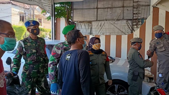 Petugas menyegel salon atau spa yang masih ngeyel beroperasi saat PPKM Darurat, Senin (12/7/2021).