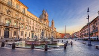 Piazza Navona yang dibangun oleh Kaisar Domintianus merupakan alun-alun di Roma yang dikelilingi oleh bangunan megah. (Getty Images/iStockphoto/phant)