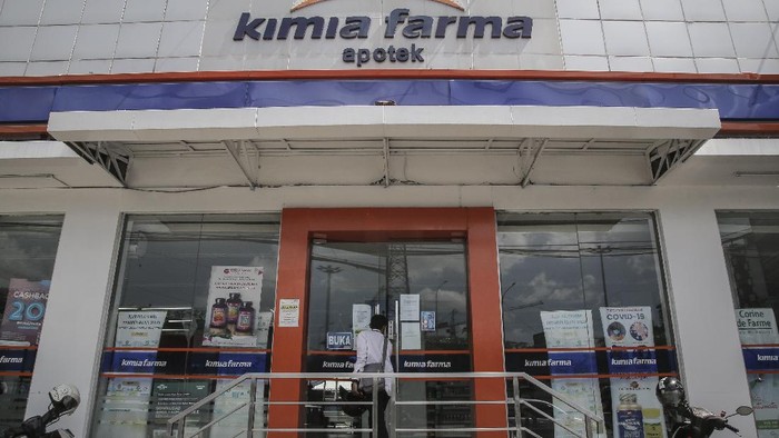 Picu Pro dan Kontra, Vaksin COVID-19 Berbayar Ditunda Munculnya pilihan vaksin COVID-19 berbayar menuai kontroversi di kalangan masyarakat. PT Kimia Farma TBK pun kemudian menunda pelaksanaan vaksinasi berbayar.
