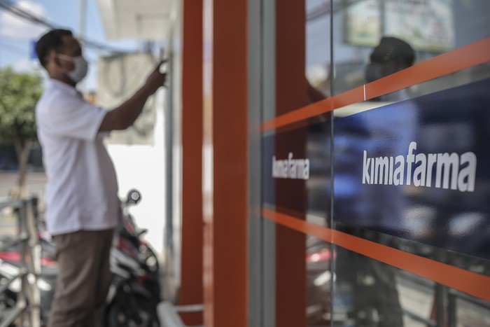 Munculnya pilihan vaksin COVID-19 berbayar menuai kontroversi di kalangan masyarakat. PT Kimia Farma TBK pun kemudian menunda pelaksanaan vaksinasi berbayar.