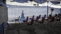 BUMN farmasi PT Kimia Farma Tbk pun mengumumkan menunda pelaksanaan vaksinasi gotong royong individu dengan skema mandiri alias berbayar yang direncanakan dimulai hari ini, Senin (12/7/2021). Sekretaris Perusahaan Kimia Farma Ganti Winarno Putro mengatakan besarnya animo serta banyaknya pertanyaan yang masuk membuat manajemen memutuskan untuk memperpanjang masa sosialisasi vaksinasi gotong royong individu.