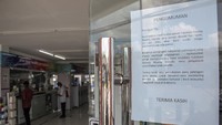 Kali ini yang menjadi sorotan hingga memicu pro dan kontra adalah munculnya kebijakan vaksinasi gotong royong individu atau vaksin berbayar untuk masyarakat. Kebijakan itu diketahui diambil pemerintah untuk mempercepat program vaksinasi yang saat ini tengah gencar dilakukan di Indonesia. Pemerintah berdalih vaksinasi gotong royong individu yang rencananya bakal dilakukan oleh Kimia Farma ini juga dilakukan demi mempercepat herd immunity atau kekebalan kelompok agar pandemi Corona lekas berakhir. Pro dan kontra pun mengiringi rencana pelaksanaan vaksinasi COVID-19 berbayar tersebut. Selain mendapat kritik dari masyarakat Indonesia, kebijakan vaksinasi berbayar itu juga disorot WHO. ANTARA FOTO/Dhemas Reviyanto.