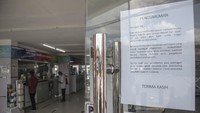 Pengumuman penundaan pelaksanaan vaksinasi individu di Kimia Farma Senen, Jakarta Pusat, Senin (12/7/2021).