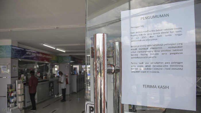 Picu Pro dan Kontra, Vaksin COVID-19 Berbayar Ditunda Munculnya pilihan vaksin COVID-19 berbayar menuai kontroversi di kalangan masyarakat. PT Kimia Farma TBK pun kemudian menunda pelaksanaan vaksinasi berbayar.
