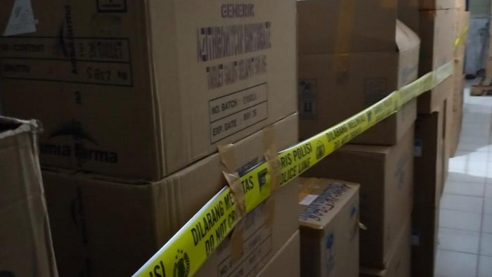 Polisi gerebek gudang penimbun obat azithromycin di Jakarta Barat, Senin (12/7/2021).
