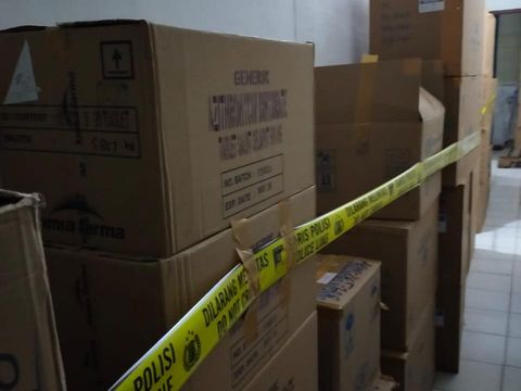 Polisi gerebek gudang penimbun obat azithromycin di Jakarta Barat, Senin (12/7/2021).