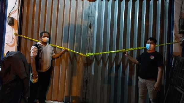 Polisi gerebek gudang penimbun obat azithromycin di Jakarta Barat, Senin (12/7/2021).