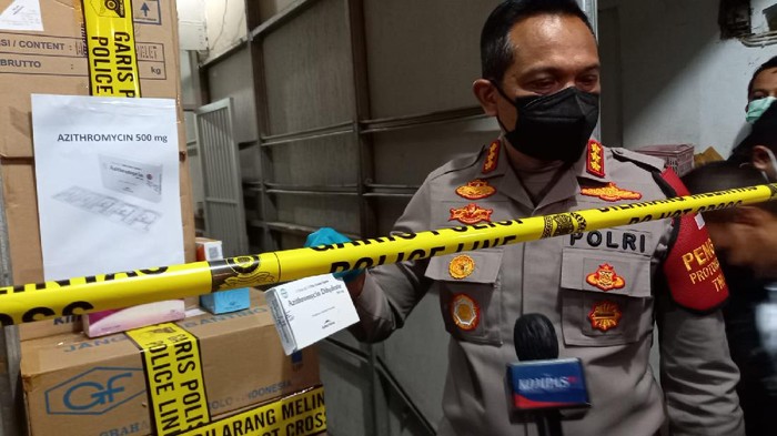 Polisi gerebek gudang penimbun obat azithromycin di Jakarta Barat, Senin (12/7/2021).