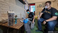 Di workshopnya yang berada di Jalan Mahar Martanegara, Kelurahan Utama, Kecamatan Cimahi Selatan, Kota Cimahi, pria yang kini berusia 38 tahun itu menunjukkan bentuk hingga cara kerja oxygen maker yang saat ini sedang dalam proses penyempurnaan.  