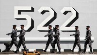 KRI Teluk Youtefa 522 dapat mengangkut 10 unit tank leopard, 1 unit panser 2 AVBL, 1 unit transporter, 2 unit helikopter dan 361 pasukan.  