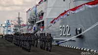 Sedangkan fungsi tambahan yang dapat dilaksanakan kri teluk youtefa-522 yaitu mengangkut helikopter untuk keperluan tugas khusus seperti pengintaian, raid dan lainnya serta dapat mengangkut pasukan dalam rangka penggantian pasukan, dapat mengangkut alat logistik dalam rangka resupply pasukan di daerah operasi.