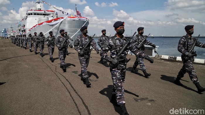 Kepala Staf Angkatan Laut Laksamana TNI AL Yudo Margono melakukan peresmian KRI Teluk Youtefa 522 di kawasan Dermaga Pondok Dayung, Tanjung Priok, Jakarta Utara, Senin (12/7/2021).