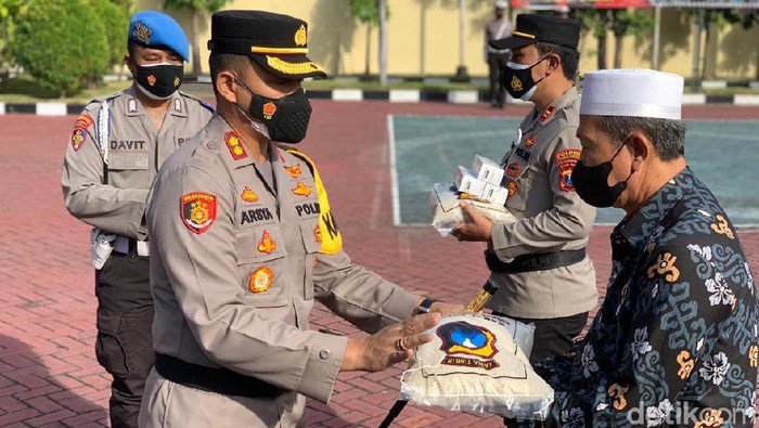 Warga terdampak PPKM Darurat di Kabupaten Probolinggo mendapat bantuan beras. Total beras yang disalurkan mencapai 10 ton.