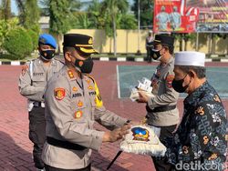 10 Ton Beras Disalurkan ke Warga Probolinggo Terdampak PPKM Darurat