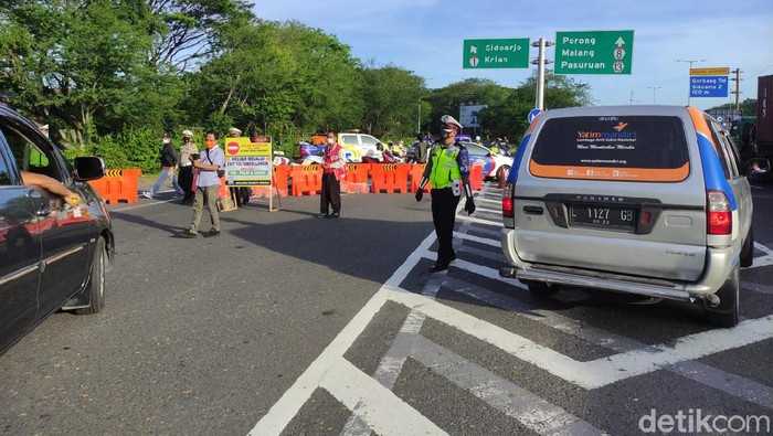 Polisi menutup exit Tol Sidoarjo selama PPKM Darurat mulai hari ini. Akibatnya, antrean panjang kendaraan pun terjadi.