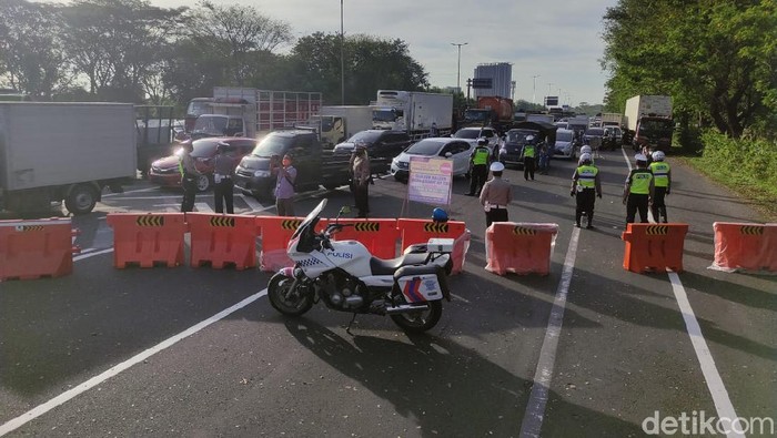 Polisi menutup exit Tol Sidoarjo selama PPKM Darurat mulai hari ini. Akibatnya, antrean panjang kendaraan pun terjadi.
