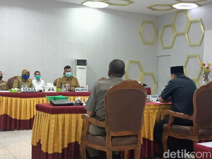 Wali Kota Probolinggo Hadi Zainal Abidin refocusing anggaran perjalanan dinas DPRD. Anggaran tersebut akan digunakan untuk menangani kasus COVID-19.