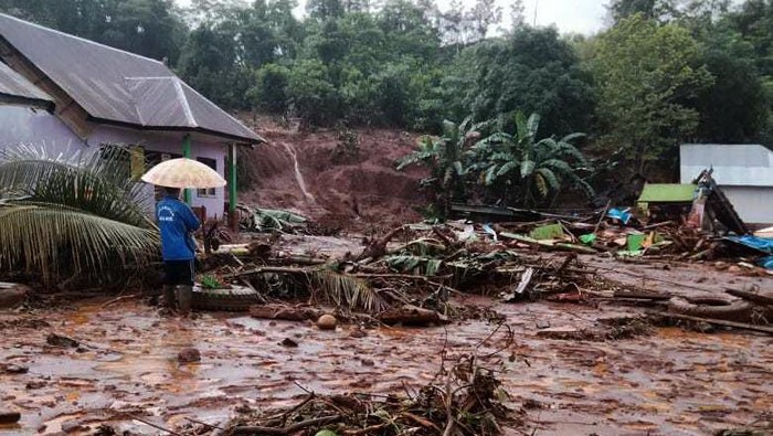 Ratusan Rumah di Konawe Utara Rusak Dihantam Banjir Bandang Banjir bandang melanda tiga kecamatan di Konawe Utara, Sulawesi Tenggara. BPBD catat 434 rumah dan puluhan sekolah rusak gegara banjir bandang tersebut.
