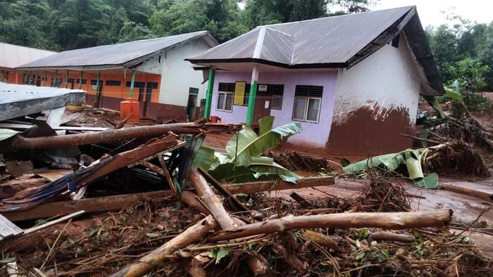 Ratusan Rumah di Konawe Utara Rusak Dihantam Banjir Bandang Banjir bandang melanda tiga kecamatan di Konawe Utara, Sulawesi Tenggara. BPBD catat 434 rumah dan puluhan sekolah rusak gegara banjir bandang tersebut.