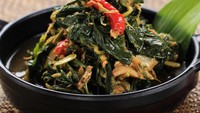 Tumis daun pepaya bumbu santan ini segar dan gurih pedas rasanya. Pilih daun pepaya muda agar rasanya tak terlalu pahit. Ikuti cara membuatnya di resep berikut ini.Foto: iStock