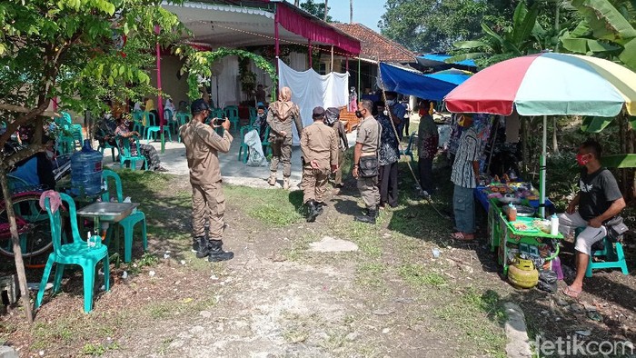 Resepsi pernikahan di Pangandaran dibubarkan petugas.