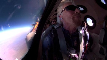 Pendiri Virgin Galactic, Richard Branson, berhasil memenuhi misinya mencapai antariksa pada bulan Juli 2021 lalu. Ia terbang ke luar angkasa dengan kapal roketnya sendiri Spaceport America di New Mexico beberapa bulan lalu. Ada tiga karyawan Virgin Galactic yang menemani Branson adalah Chief Astronaut Instructor Beth Moses, Lead Operations Engineer Colin Bennett, dan Vice President of Government Affairs and Research Operations Sirisha Bandla. Dok. Twitter/Richard Branson.