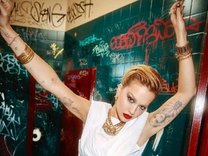 Pose Tanpa Pakai Busana, Rita Ora Bangga Inggris Kalah Euro 2020