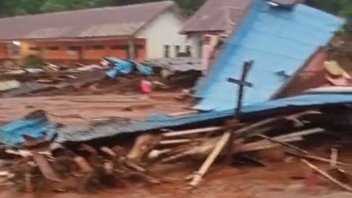Rumah warga rusak parah akibat longsor di Kabupaten Konawe Utara, Sultra (dok. Istimewa).